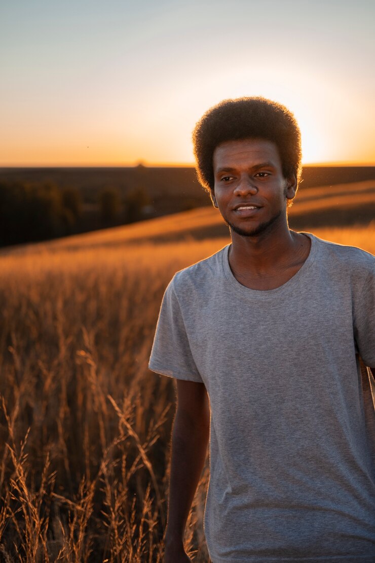 Kostenlose Foto smiley-mann der vorderansicht bei sonnenuntergang