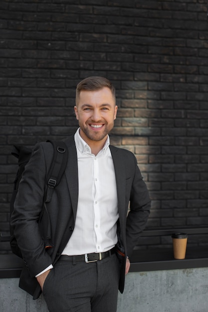 Kostenloses Foto smiley-mann der vorderansicht mit rucksack