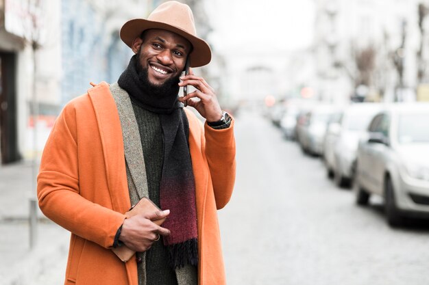 Smiley-Mann im orangefarbenen Mantel schaut weg