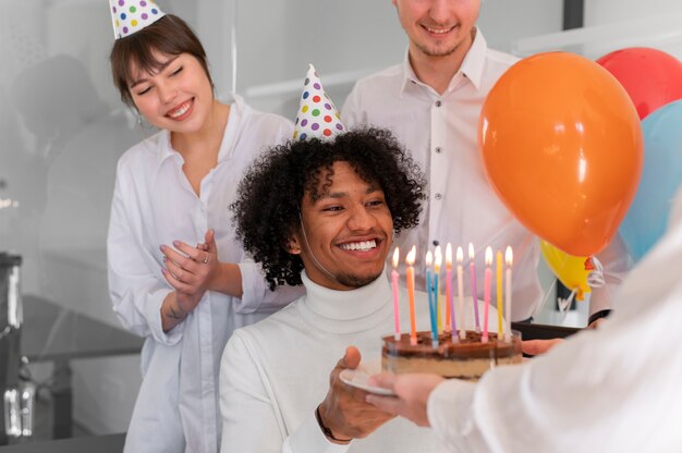 Smiley-Mann mit Geburtstagskuchen aus der Nähe
