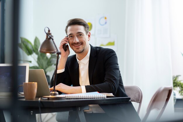 Smiley-Mann mit mittlerem Schuss, der am Telefon spricht