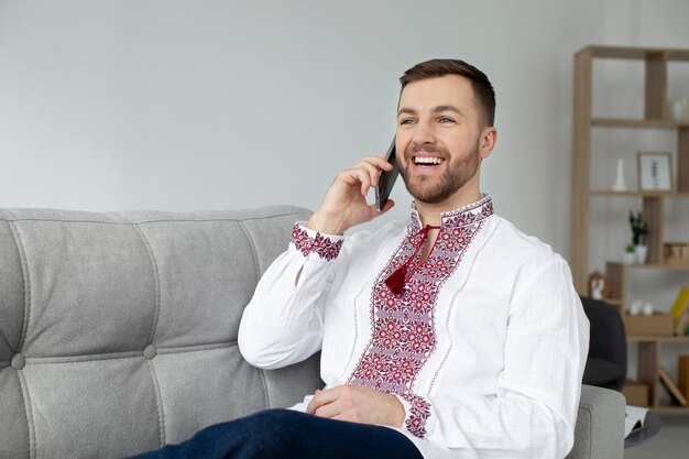 Smiley-Mann mit mittlerem Schuss, der am Telefon spricht