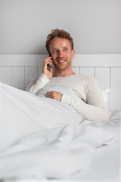 Smiley-Mann mit mittlerem Schuss, der am Telefon telefoniert