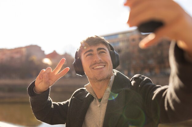 Smiley-Mann mit mittlerem Schuss, der Selfie macht