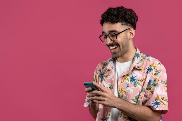 Smiley-Mann mit mittlerem Schuss, der Smartphone hält