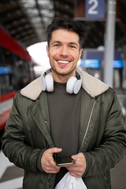 Smiley-Mann mit mittlerem Schuss, der Telefon hält