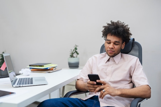 Smiley-Mann mit mittlerem Schuss, der Telefon hält