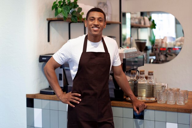 Smiley-Mann mit mittlerem Schuss im Café