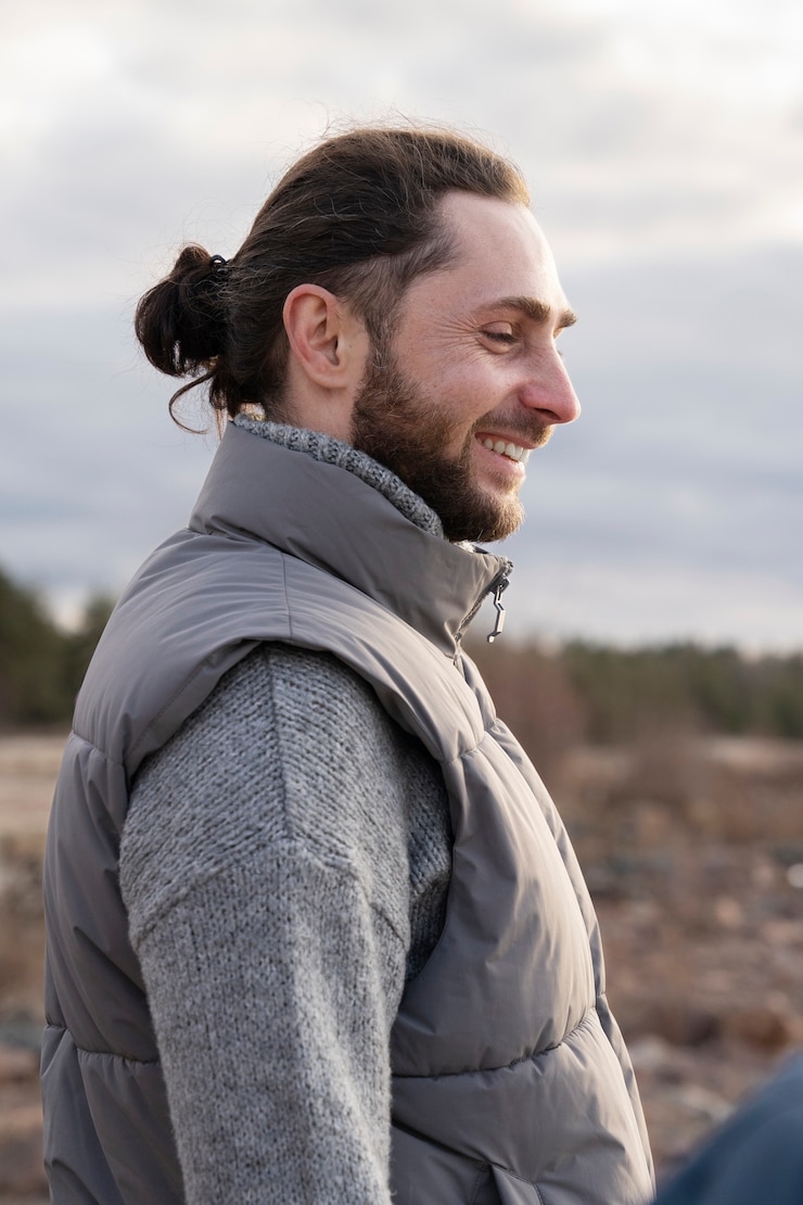 Kostenlose Foto smiley-mann mit mittlerem schuss im freien