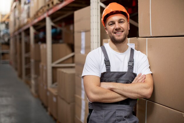 Smiley-Mann mit mittlerem Schuss im Logistiklager