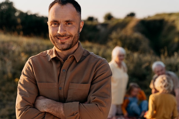 Kostenloses Foto smiley-mann mit mittlerem schuss in der natur