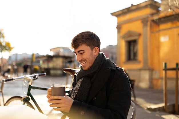 Smiley-Mann mit mittlerer Aufnahme im Freien