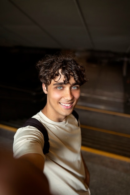 Smiley-Mann mit Seitenansicht, der ein Selfie macht
