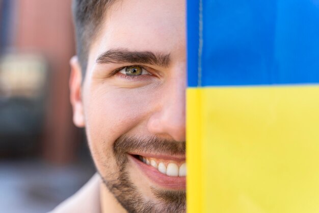 Smiley-Mann mit ukrainischer Flagge hautnah