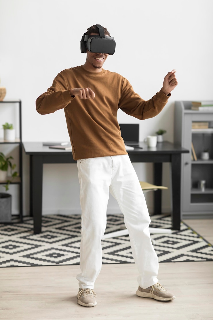 Kostenlose Foto smiley-mann mit vr-brille full shot