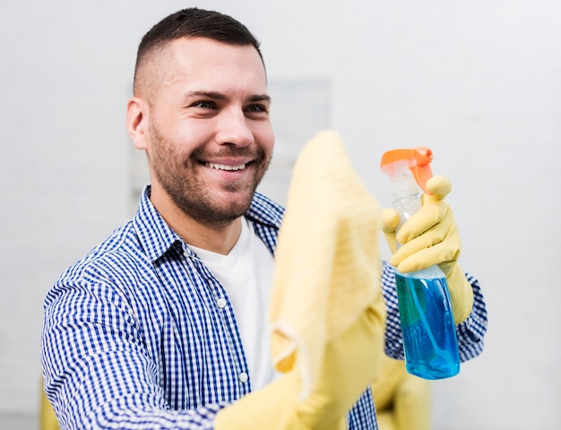 Smiley Mann Reinigung während mit Lappen