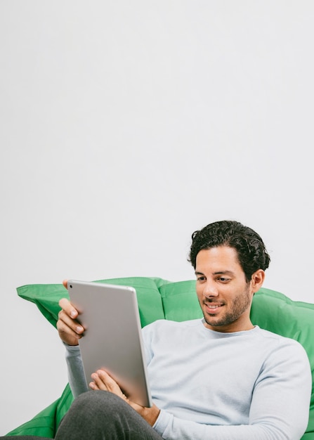 Smiley Mann Spaß mit der Tablette