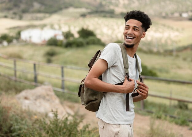 Smiley Mann trägt Rucksack