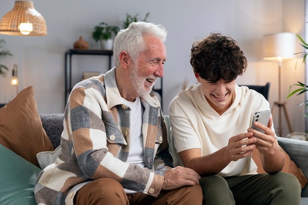 Smiley-Mann und Teenager mit mittlerer Aufnahme des Telefons