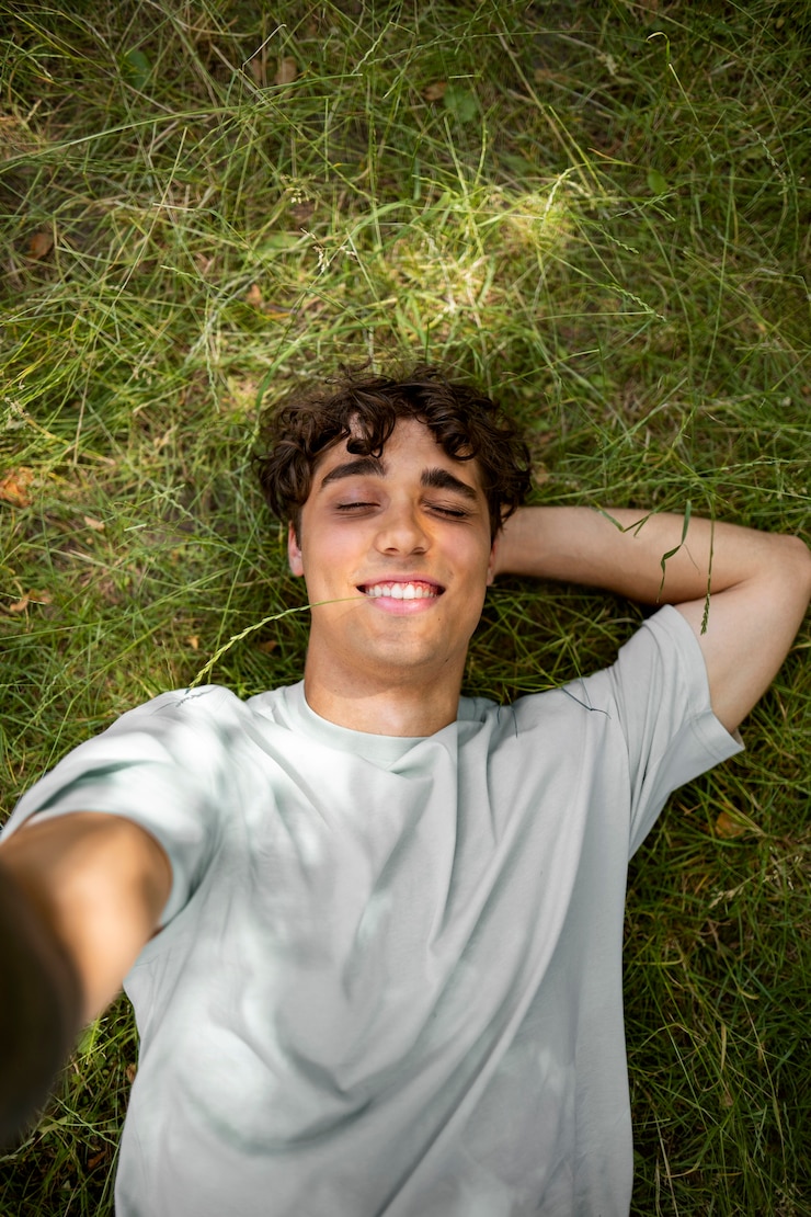 Kostenlose Foto smiley-mann von oben, der ein selfie macht