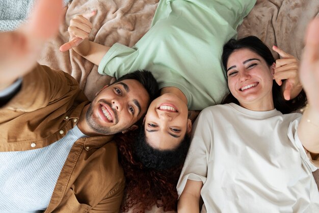 Smiley-Mitbewohner der Draufsicht, die zusammen liegen