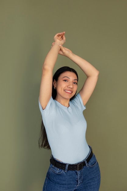 Smiley-Modell mit mittlerer Aufnahme, das im Studio posiert