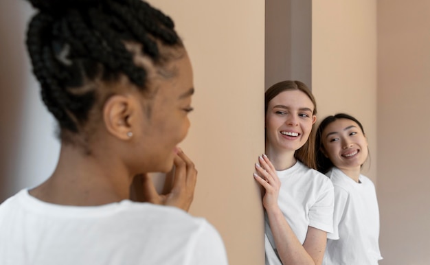 Kostenloses Foto smiley multikulturelle frauen schließen