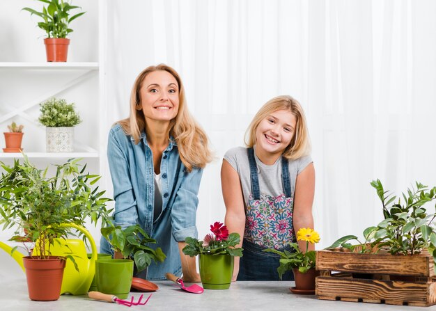 Smiley Mutter und Tochter im Gewächshaus