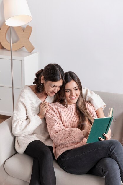 Smiley Mutter und Tochter Lesezeit