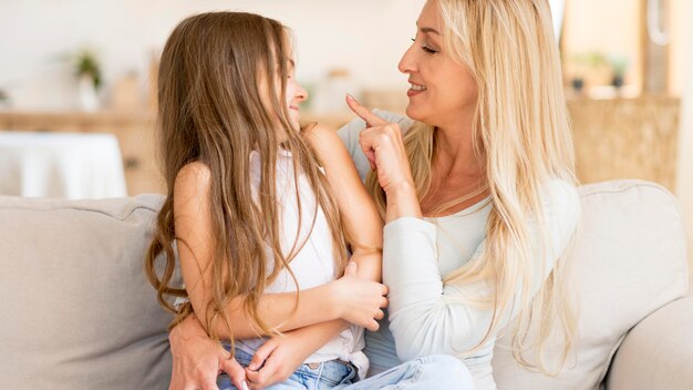 Smiley Mutter und Tochter verbringen Zeit zusammen zu Hause