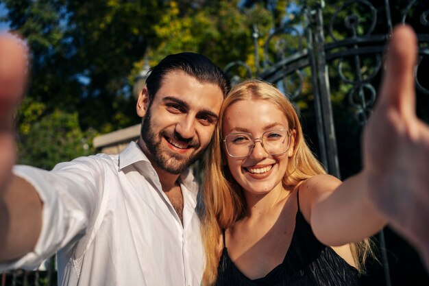 Smiley-Paar, das zusammen ein Selfie macht
