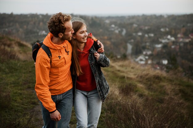 Smiley-Paar genießt einen Roadtrip