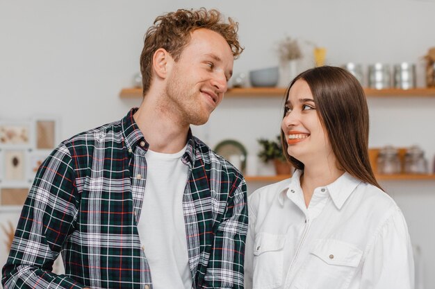 Smiley-Paar macht Pläne, das Haus gemeinsam umzubauen