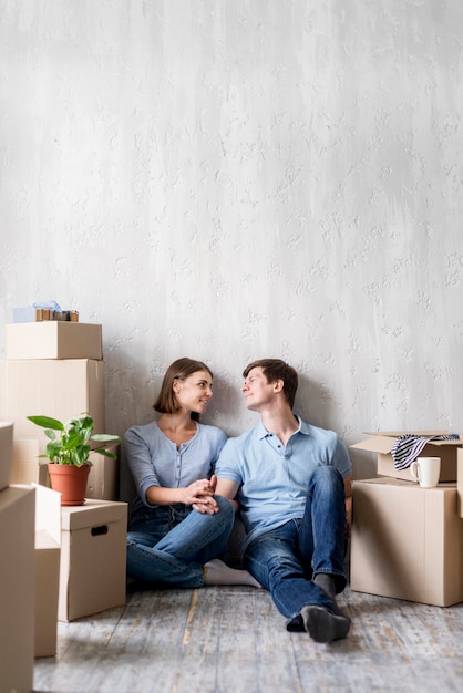 Smiley-Paar zu Hause beim Packen, um auszuziehen