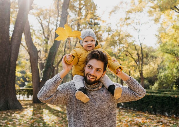 Smiley Papa mit seinem Baby draußen in der Natur