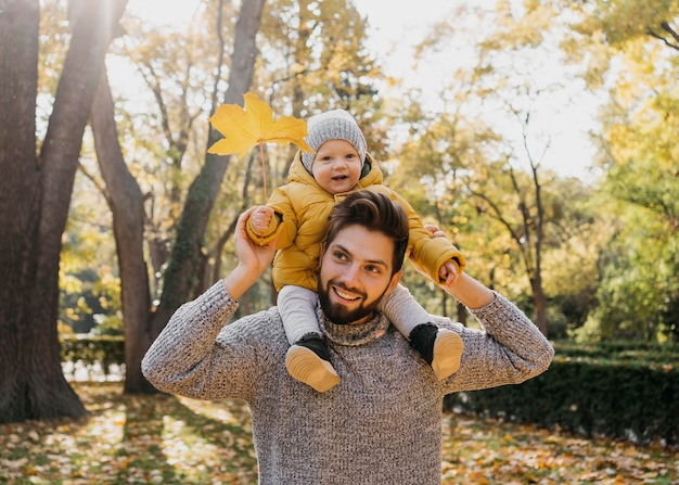 Smiley Papa mit seinem Baby draußen in der Natur