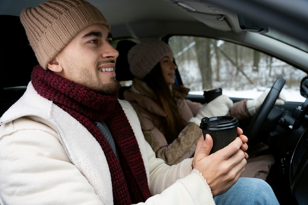 Smiley-Partner mit mittlerer Aufnahme, die mit dem Auto reisen