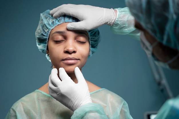 Smiley-Patient der Vorderansicht im Krankenhaus