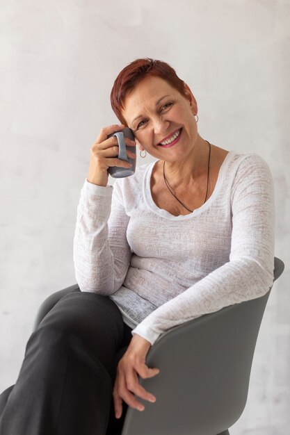 Smiley Reife Frau mit kurzen Haaren