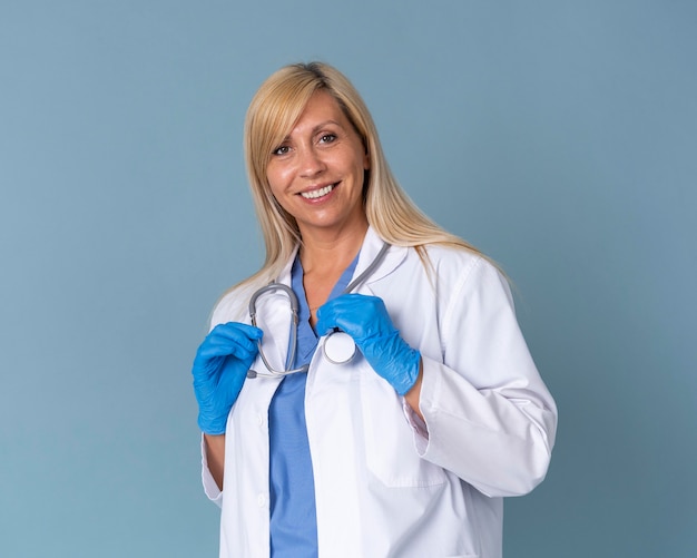 Smiley Ärztin posiert in Anzug und Stethoskop