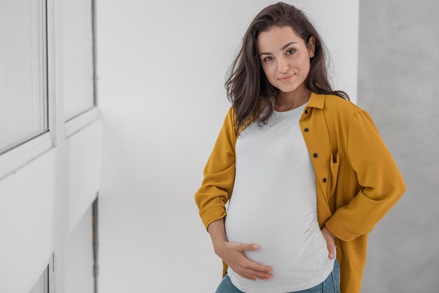 Smiley schwangere Frau mit Kopienraum