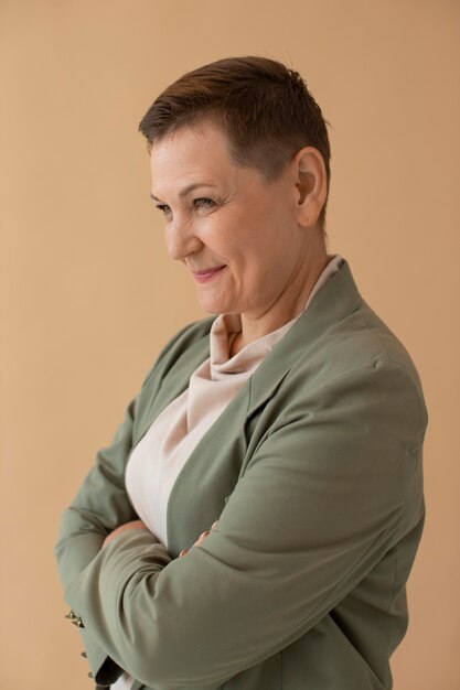 Smiley senior Frau posiert mittlerer Schuss