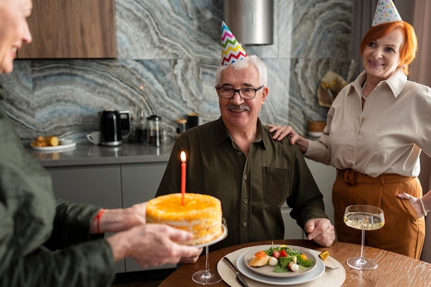 Kostenloses Foto smiley senior mann geburtstag hautnah