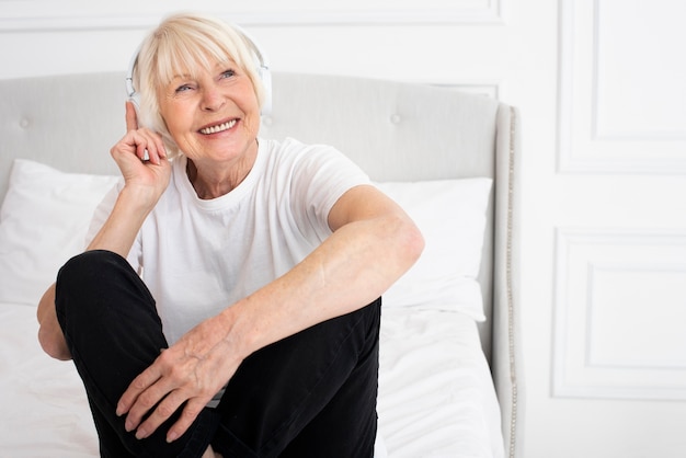 Smiley Senior mit Kopfhörern