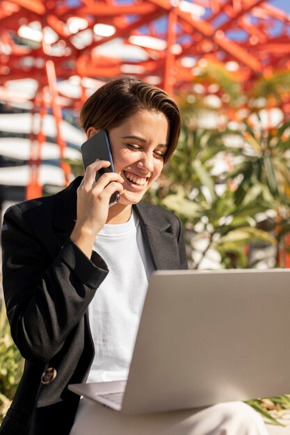 Smiley stilvolle Frau, die am Telefon spricht