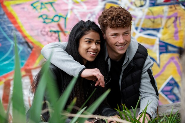 Kostenloses Foto smiley-teenager mit mittlerem schuss