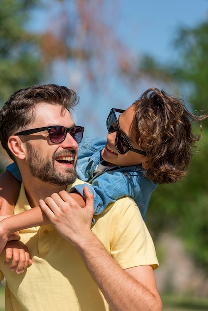 Smiley Vater und Sohn verbringen Zeit zusammen im Park