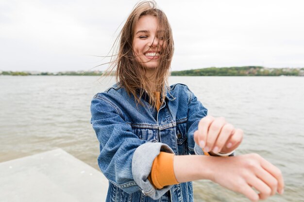 Kostenloses Foto smiley weiblich am meer