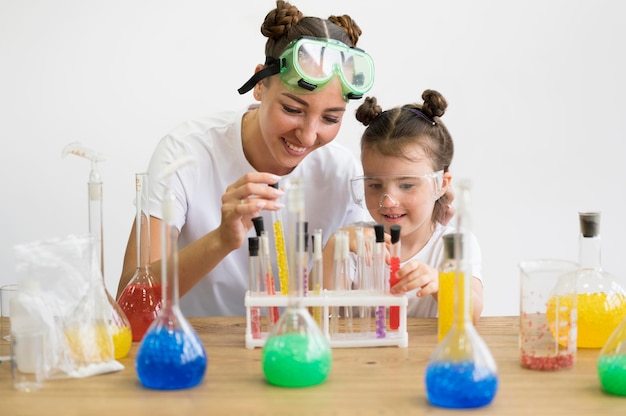 Kostenloses Foto smiley-wissenschaftsfrau und -mädchen