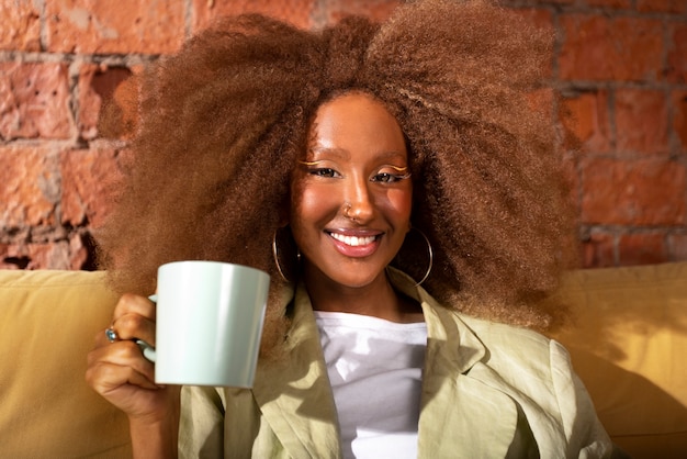 Smileyfrau der Vorderansicht, die Becher hält